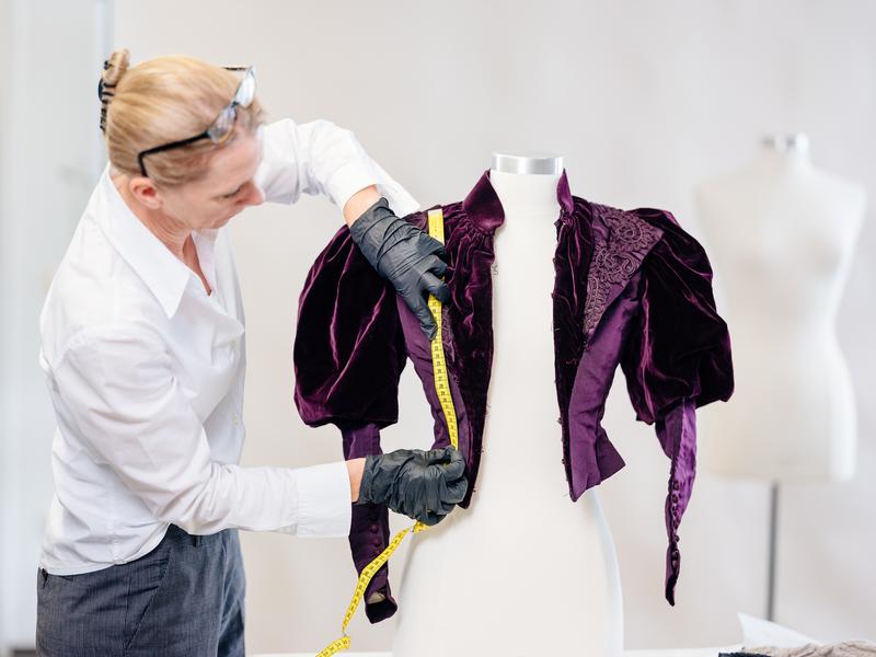 Prof .Dr. Kerstin Kraft von der Universität Paderborn untersucht historische Kleidungsstücke, um daraus Rückschlüsse auf frühere Bewegungsformen zu ziehen. 
