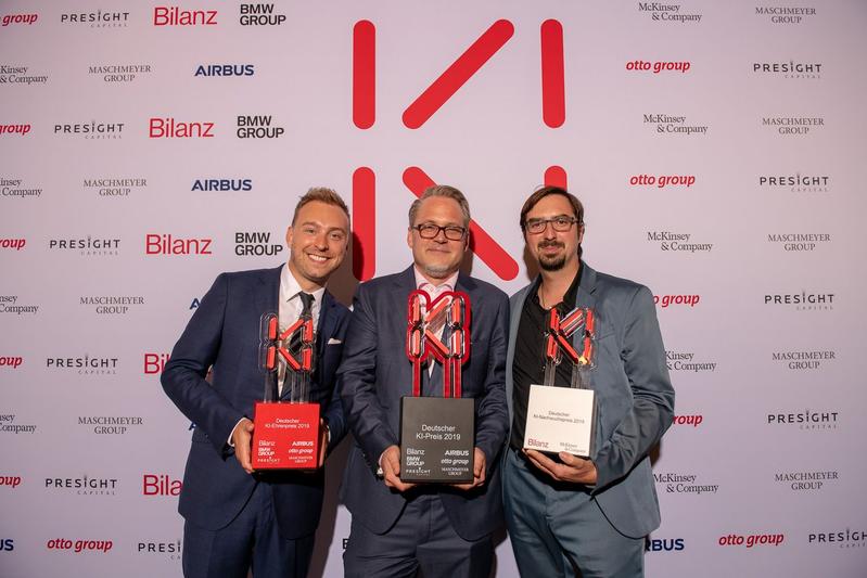 KI-Denker der Zukunft: Prof. Dr. Elmar Rückert (rechts) bei der Preisverleihung zusammen mit Prof. Dr. Kristian Kersting (Mitte) und Lee Turner Kodak