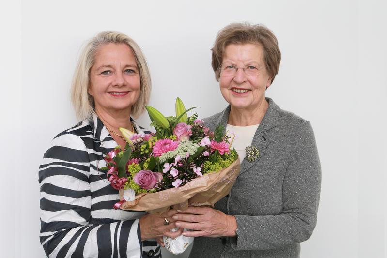 FernUni-Rektorin Prof. Ada Pellert überreicht der neuen Hochschulratsvorsitzenden Prof. Ursula Nelles (re.) Blumen zum Amtsantritt.