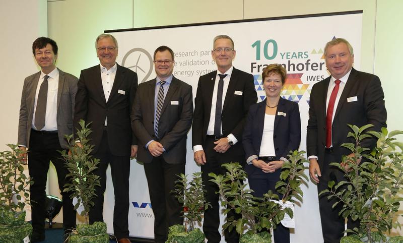 Fraunhofer IWES feiert Jubiläum/ Festredner v.l.: Rolf ten Thoren, Dr. Norbert Allnoch, Prof. Jan Wenske, Andreas Meuer, Dr. Claudia Schilling, Norbert Brackmann