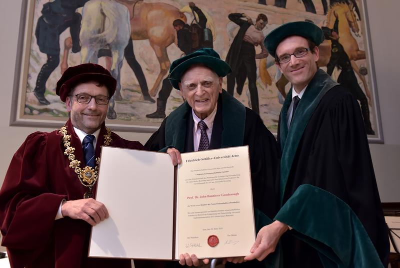 John Goodenough (Mi.) erhielt 2018 die Ehrendoktorwürde der Universität Jena. Im Bild: Präsident Walter Rosenthal (li) und der Dekan der Chemisch-Geowissenschafltichen Fakultät Alexander Brenning.