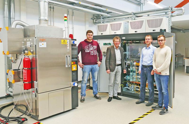 Den wissenschaftlichen Mitarbeitern um Professor Dr. Ansgar Ackva (2. von li.) stehen am TTZ-EMO neue, erweiterte Laborräumlichkeiten für die Forschung am Standort in Bad Neustadt zur Verfügung.