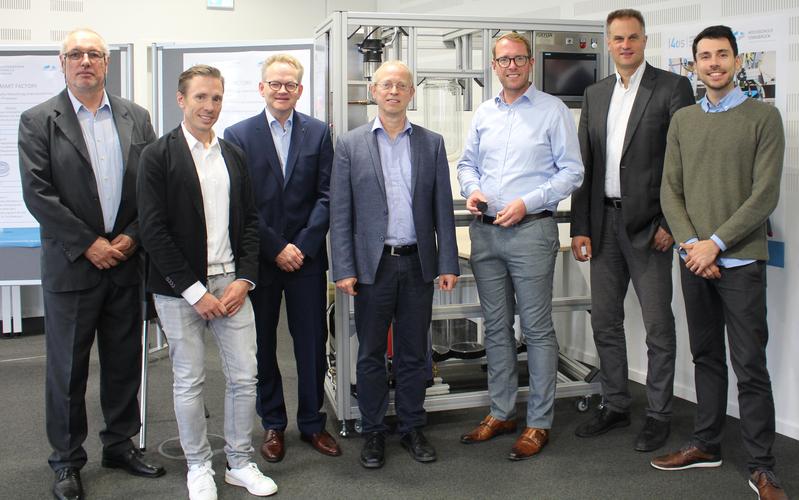 Staatssekretär Stefan Muhle (3. von rechts) zu Besuch beim Kompetenzzentrum Industrie 4.0 der Hochschule Osnabrück.