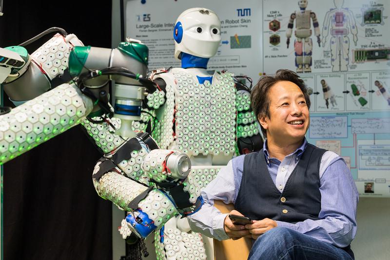 Prof. Gordon Cheng hat mit seinem Team ein System aus künstlicher Haut und Steuerungsalgorithmen entwickelt, mit dem auch menschengroße Roboter ausgestattet werden können.. 