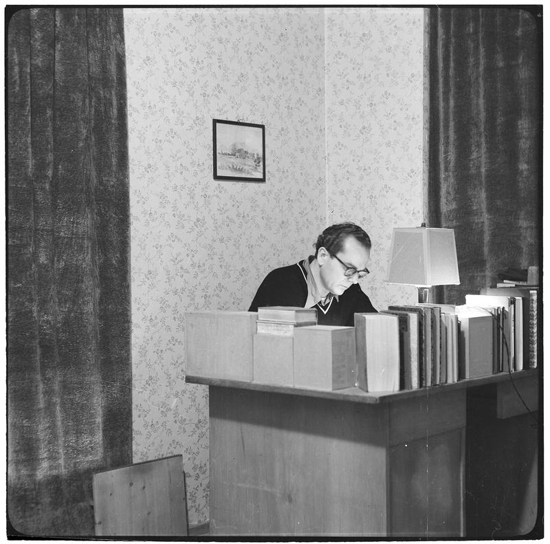 Arno Schmidt an seinem Schreibtisch, Inselstraße 42 in Darmstadt