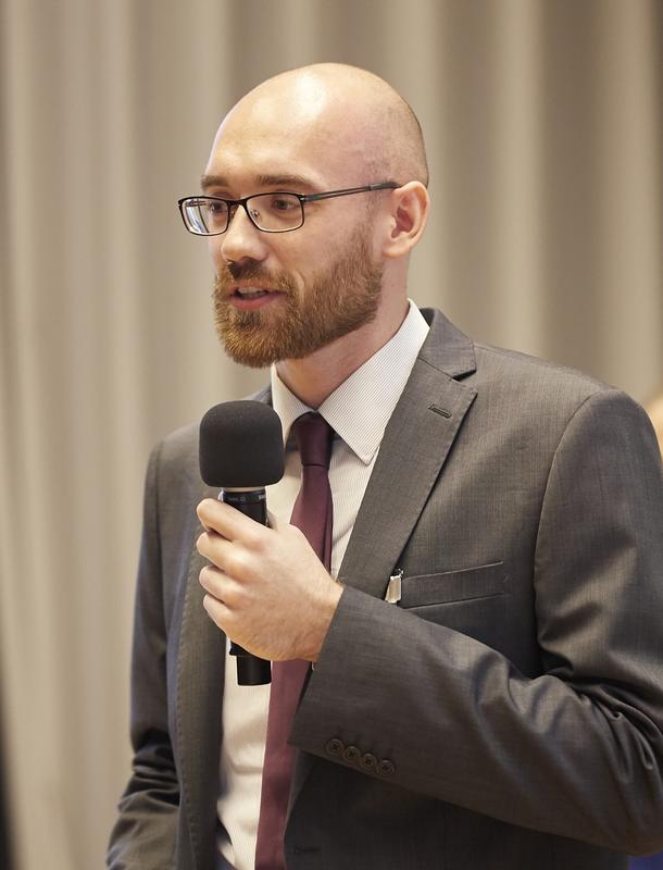 Jan Jöhnk, Universität Bayreuth, bei der Präsentation der neuen Studie in München. 