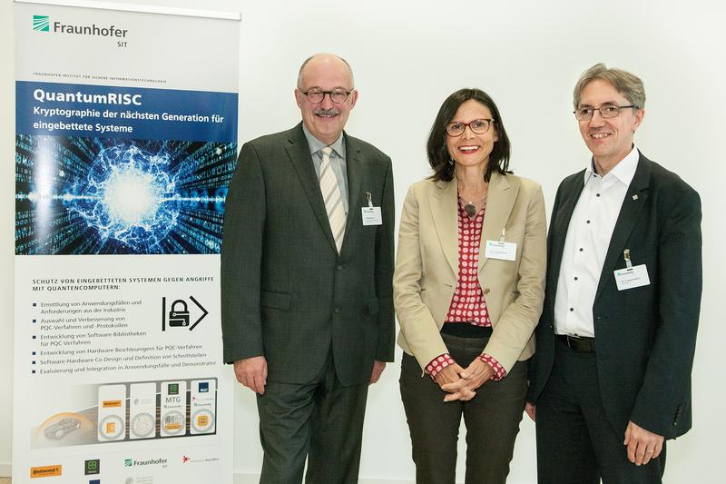 QuantumRISC ist offiziell gestartet. V.l.: Dr. Michael Meister (BMBF), Prof. Dr. Mira Mezini (TU Darmstadt), Prof. Dr. Michael Waidner (Fraunhofer SIT)