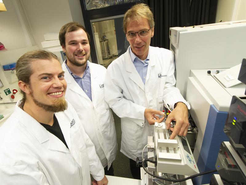Im Labor: (von links) Klaus Wunderling, Philipp Leyendecker und Prof. Dr. Christoph Thiele am LIMES-Institut der Universität Bonn. 