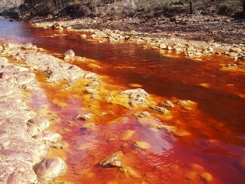 Durch Pyritverwitterung versauertes Wasser im Rio Tinto, Spanien. In den Eiszeiten könnten Küstengewässer aufgrund der Pyritverwitterung in den ehemaligen Schelfsedimenten so ausgesehen haben. 