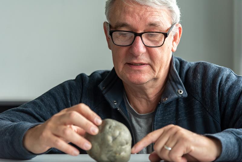 Dr. Martin Kölling shows a pyrite nodule. 