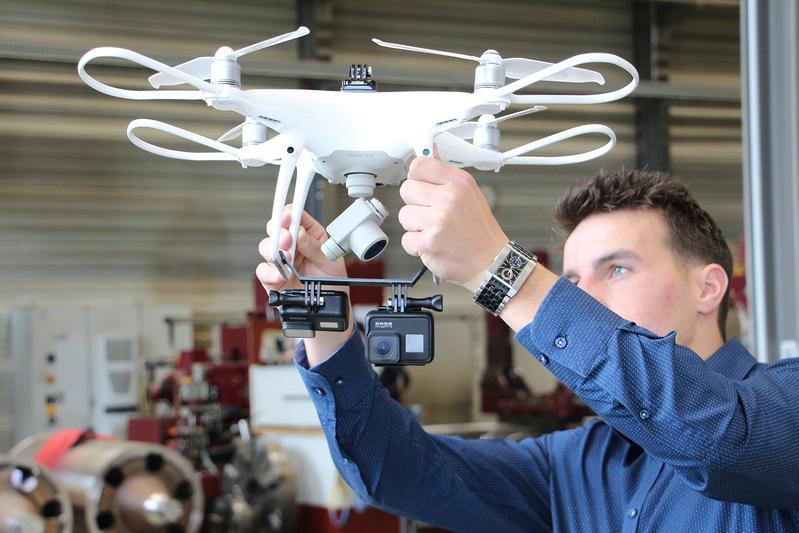 Die Drohne ist mit drei Kameras ausgestattet und nimmt im Flug Tausende Fotos auf, die zu einem 3D-Layout zusammengesetzt werden. 