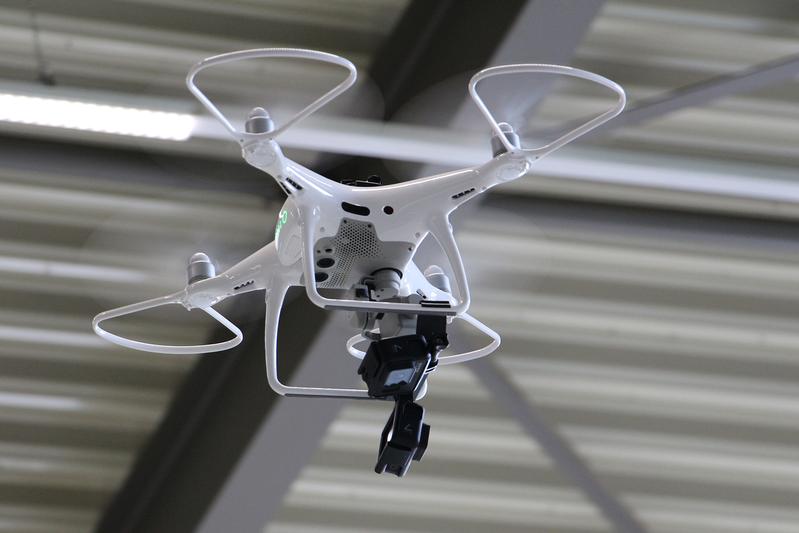 Drohne im Einsatz: Praxistest in der Fabrik eines metallverarbeitenden Betriebs.