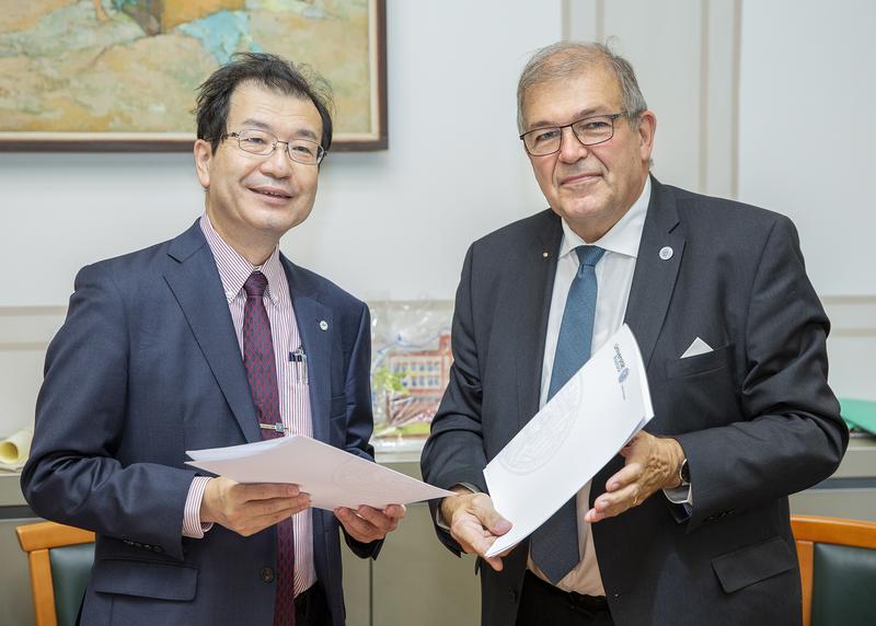 Der Präsident des Muroran Institute of Technology, Professor Yoshikazu Kuga, und Rektor Professor Wolfgang Schareck zeigen sich erfreut über die Vertragsunterzeichnung 