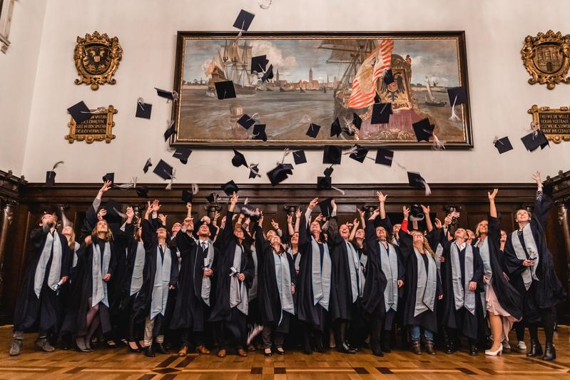 Im Bremer Rathaus wurden 60 Absolventinnen und Absolventen der Bachelor- und Master-Studiengänge 2019 von der APOLLON Hochschule der Gesundheitswirtschaft verabschiedet.