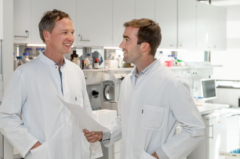  PD Dr. Hendrik Poeck (links) und PD Dr. Simon Heidegger (r.) konnten zeigen, dass Krebs-Immuntherapien schlechter wirken, wenn bestimmte Proteine inaktiv sind.