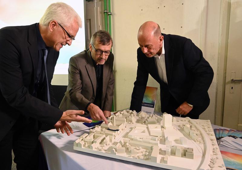 Axel Brakhage, Walter Rosenthal und Wolfgang Tiefensee (v.l.n.r.) am Modell zum Kommunikationszentrum FORUM, das neben dem Universitätshauptgebäude entstehen wird.