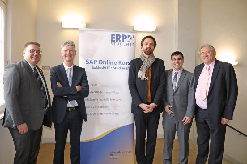 Projektpartner (v. l.): Prof. Dr. Robert Franz (THB), Prof. Dr. Klaus Turowski (Uni Magdeburg), André Biener (SAP), Pouyan Khatami, Prof. Dr. Heimo Adelsberger (erp4students) - 02/2019