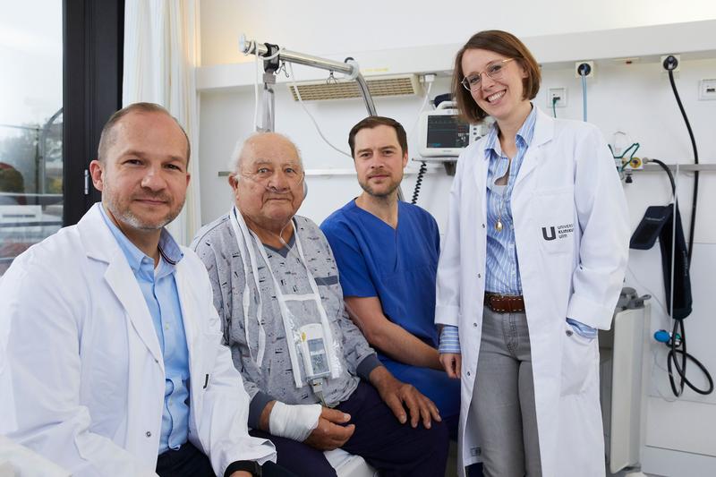 Von links: Oberarzt Dr. Sinisa Markovic , Patient Jürgen Kleen, Dr. Leonhard Schneider und Oberärztin PD Dr. Mirjam Keßler. 
