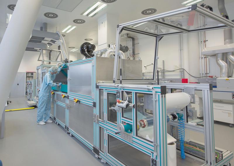 Rolle-zu-Rolle Herstellung von elektrochromen Folien unter Reinraumbedingungen im Fraunhofer ISC.