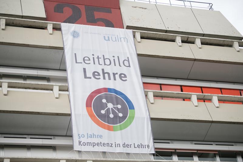 Seit Semesterbeginn weist ein Banner am Uni-Südeingang auf das neue Leitbild Lehre hin