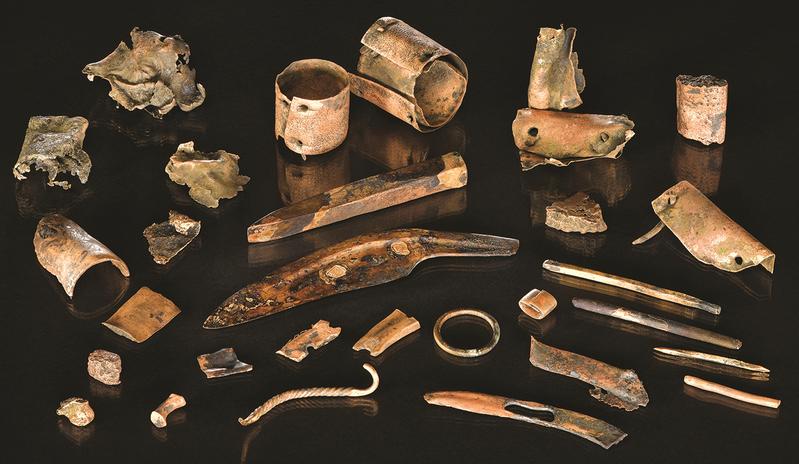 Diese Sammlung von Objekten wurde von einer Tauchergruppe im Fluss Tollense gefunden und ist wahrscheinlich der Besitz eines Kriegers, der vor 3.300 Jahren auf dem Schlachtfeld starb.