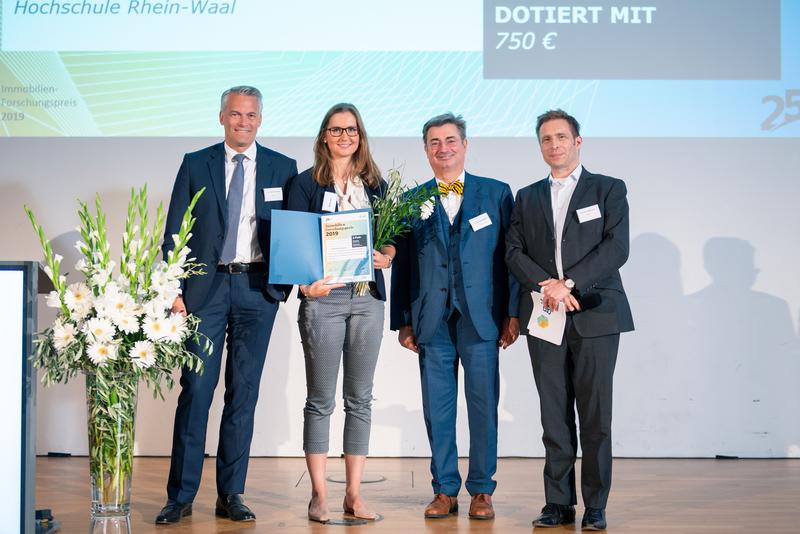 (v.l.n.r.) Dr. Jochen Keysberg (Vizepräsident ZIA Zentraler Immobilien Ausschuss e. V.), Preisträgerin Nathalie Overmann, Dr. Georg Allendorf (DWS Real Estate GmbH) und Prof. Dr. Tobias Just (Präs