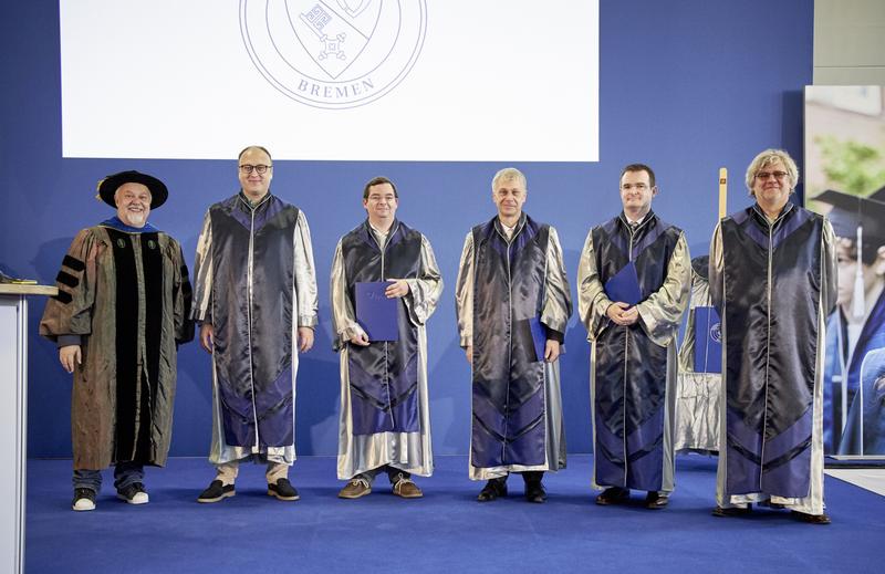 Dean Arvid Kappas welcomes the new professors and lecturers Sergey Kosov, Peter Zaspel, Florian Schupp, Thomas Lang and Christopher Hausmann to Jacobs University (from left to right)