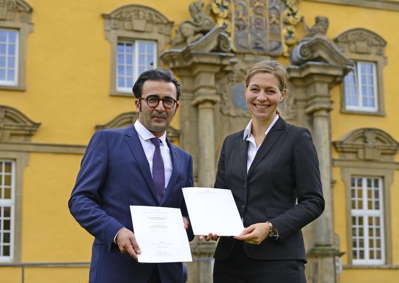 Glücklich, dass er bleibt: Universitätspräsidentin Prof. Dr. Susanne Menzel zeigt sich erfreut über die Entscheidung zur Rufannahme von Prof. Dr. Dr. Rauf Ceylan. 