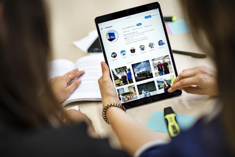 Über die Social Media Accounts ihrer Uni halten sich die Studierenden auf dem Laufenden über das Campusleben.