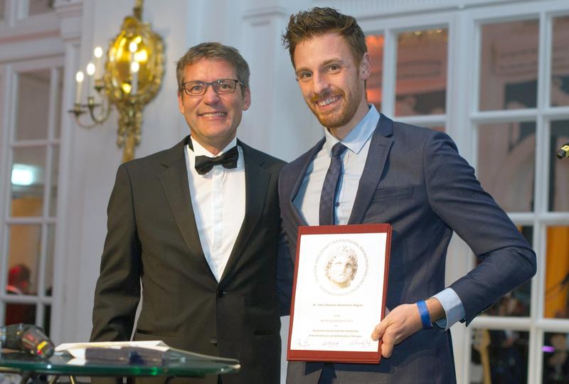 Dr. Johannes Maximilian Wagner (rechts) mit Prof. Dr. Dr. Lukas Prantl, Präsident der DGPRÄC, bei der Preisverleihung.  
