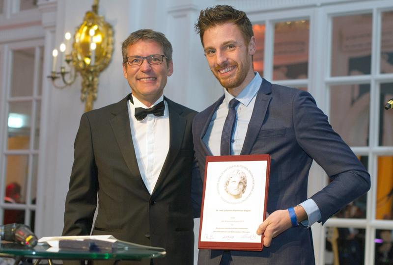 Dr. Johannes Maximilian Wagner (rechts) mit Prof. Dr. Dr. Lukas Prantl, Präsident der DGPRÄC, bei der Preisverleihung.  