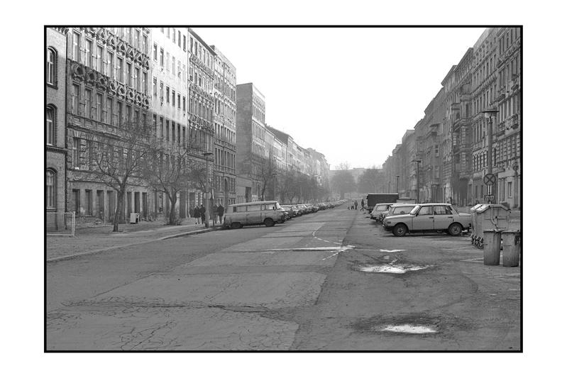 Auf dem Bild zu sehen ist Oderberger Straße in Ostberlin 1987. Foto: Gerd Danigel, Berlin