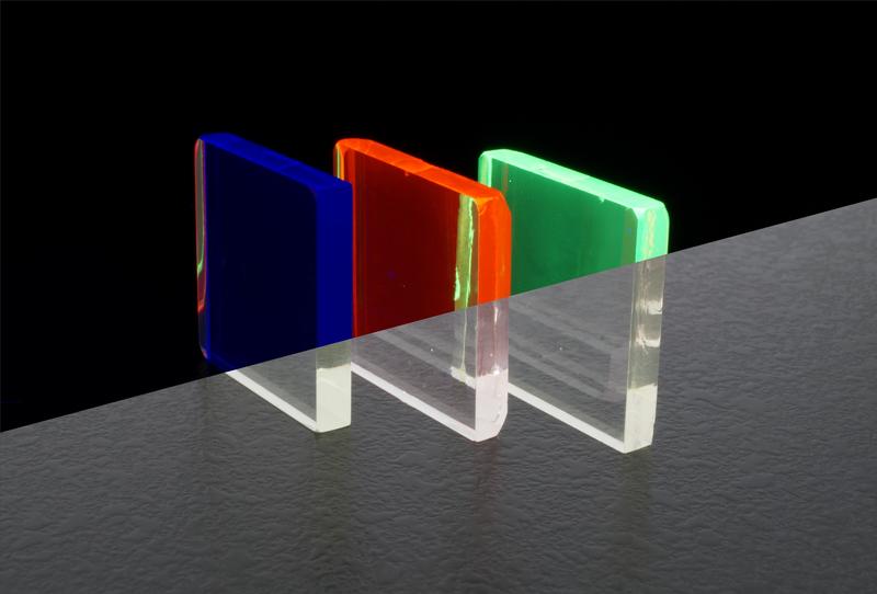 Lumineszierende Gläser leuchten unter ultraviolettem (UV) Licht (oberer Bildteil) und sind unter Raumlicht transparent (unterer Bildteil). Der verwendete  Dotierstoff bestimmt den Farbeindruck.