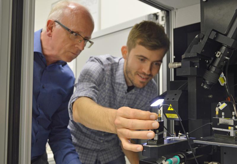 Prof. Bernhard Wagner und Doktorand Simon Fichtner haben bisher unbekannte Eigenschaften in einem Material entdeckt, die zahlreiche Anwendungen in der Mikroelektronik ermöglichen könnten.