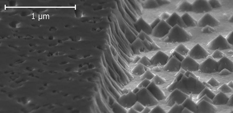 Die Kristallstruktur ferroelektrischer Materialien lässt sich durch elektrische Signale ändern. Nach Eintauchen in eine Säure wird der Unterschied im Rasterelektronenmikroskop sichtbar.