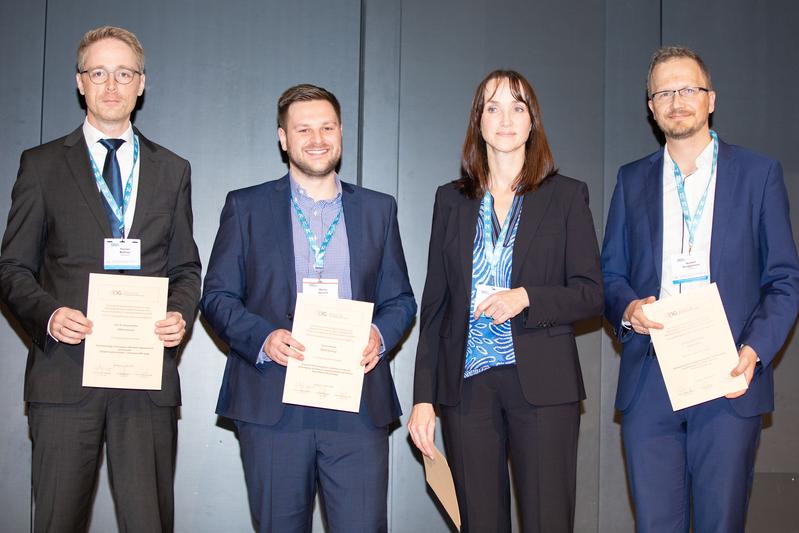 Verleihung der Nachwuchsförderung: Prof. Dr. Florian Beißner, Martin Henrich, Prof. Karla Eggert (2. Vorsitzende der DPG), Arbeitsgruppenleiter Prof. Brüggemann (für Dr. med. Jannik Prasuhn)