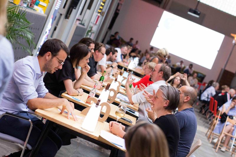 Besucherinnen und Besucher informieren sich auf dem Digitalen Marktplatz zu Themen rund um die digitale Transformation.