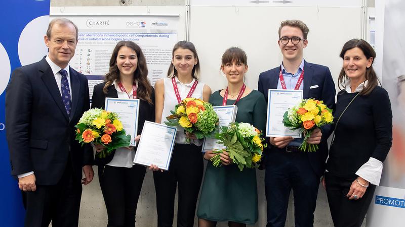 Prof. Dr. Michael Hallek (DGHO) und Ilona Goldbach (r., DJCLS)  gratulieren den Promotionsstipendiaten (v.l.) Hanna Luca Stiller, Vanessa Storzer, Elena Pauline Karg und Matthias Florian Oettle 