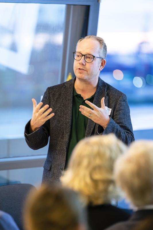 Prof. Dr. Nick Gehrke gehört zum Vorstand des Artificial Intelligence Center Hamburg e.V. (ARIC), das seinen Standort in der NORDAKADEMIE Graduate School hat