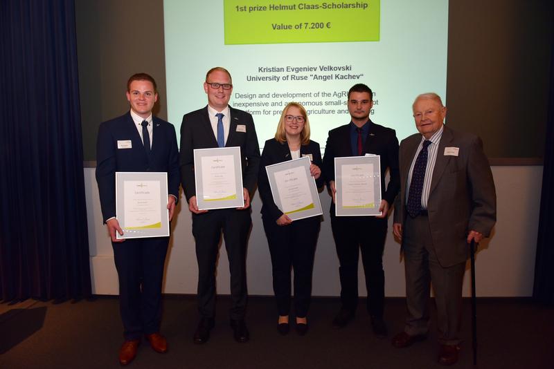 (von rechts) Helmut Claas überreicht die Stipendien an Kristian Evgeniev Velkovski aus Bulgarien sowie an Jana Korrmann, Florian Fipp und Benno Bunte von der Hochschule Osnabrück.