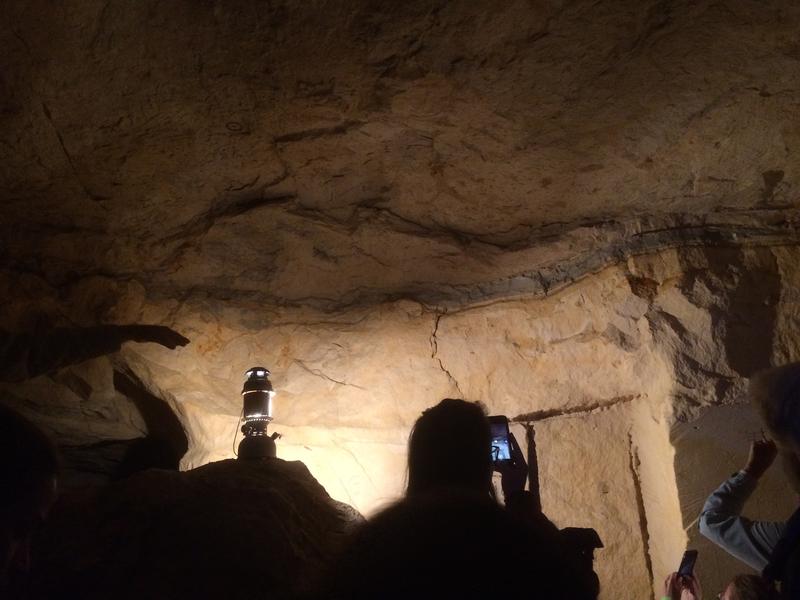 Das Bild zeigt die Kreide-Paläogen-Grenze in einer Höhle nahe Geulhemmerberg, Niederlande. Das Gestein aus der Impakt-Zeit ist deutlich sichtbar als graue Schicht zwischen den Kalksedimenten.
