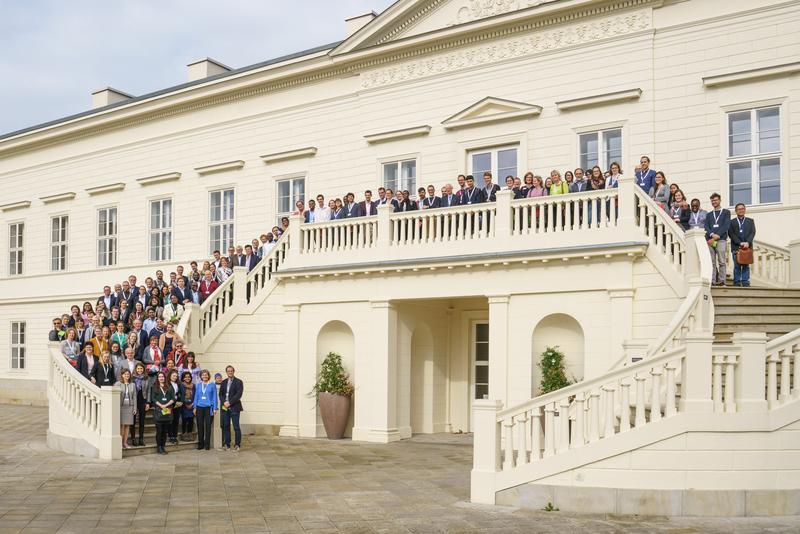 Konferenzteilnehmer*innen auf Schloss Herrenhausen