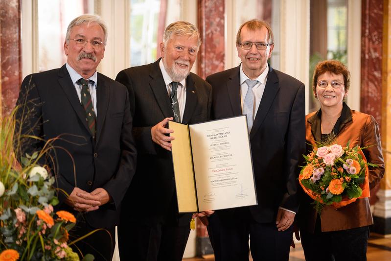 Verleihung der Ehrendoktorwürde an Ekhard Salje (2.v.l.). Zum Gruppenfoto versammelt haben sich (v.l.) Roland Baumhauer, Alfred Forchel und Lisa Salje. 