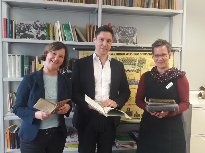 Die Initiatoren des Archivs für bildungsgeschichtliche Fachunterrichtsforschung Anke Wegner, Matthias Busch und Tanja Klöpfel (v. l.).