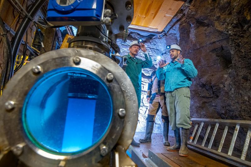 (v.l.) Prof. Carsten Drebenstedt, Wolfgang Gaßner und Shevchenko Oleksandr an der neuen „Airlift“-Anlage im Forschungs- und Lehrbergwerk.