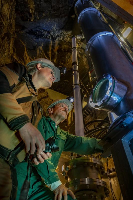 (f.l.) Wolfgang Gaßner and Prof. Carsten Drebenstedt look at the six-meter-high facility.