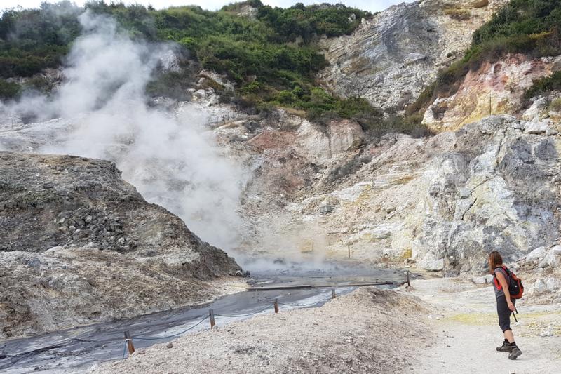 Heiße Schwefelquelle aus der Sulfolobus solfataricus isoliert wurde - Pozzuoli, Italien. Rechts im Bild: Christa Schleper.