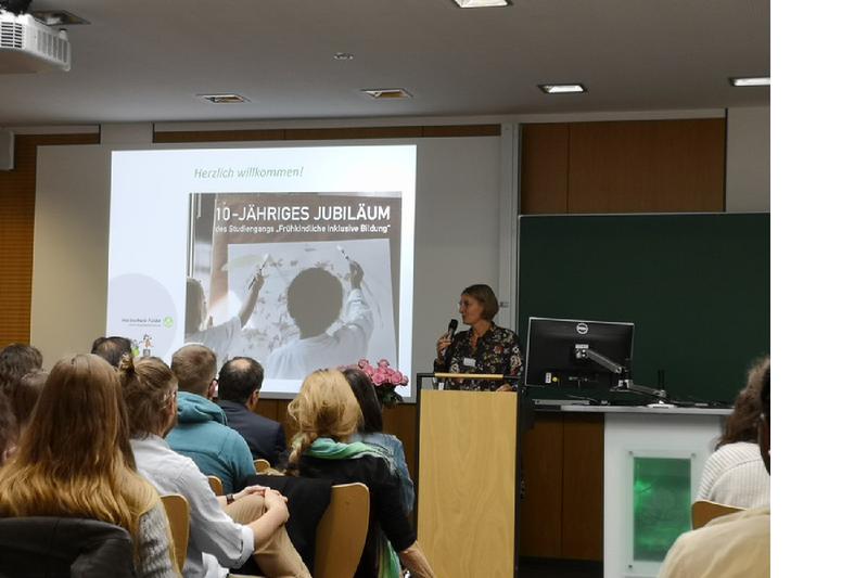Studiengangsleiterin Prof. Dr. Sabine Lingenauber eröffnet die Tagung an der Hochschule Fulda
