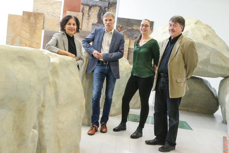 Möchten die Museumssammlung digitalisieren (v.li.): Museumsdirektorin Dr. Ursula Warnke, Prof. Dr. Thomas Luhmann von der Jade Hochschule, Frieda Russell und Frank Both, beide Landesmuseum.