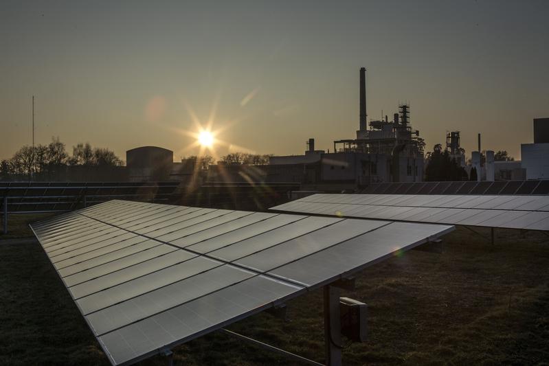 Um die exakte Stromerzeugung von Photovoltaik-Anlagen zu bestimmen, hat Dr. Sven Killinger ein Hochrechnungsverfahren entwickelt. (Foto: Andrea Fabry/KIT) 